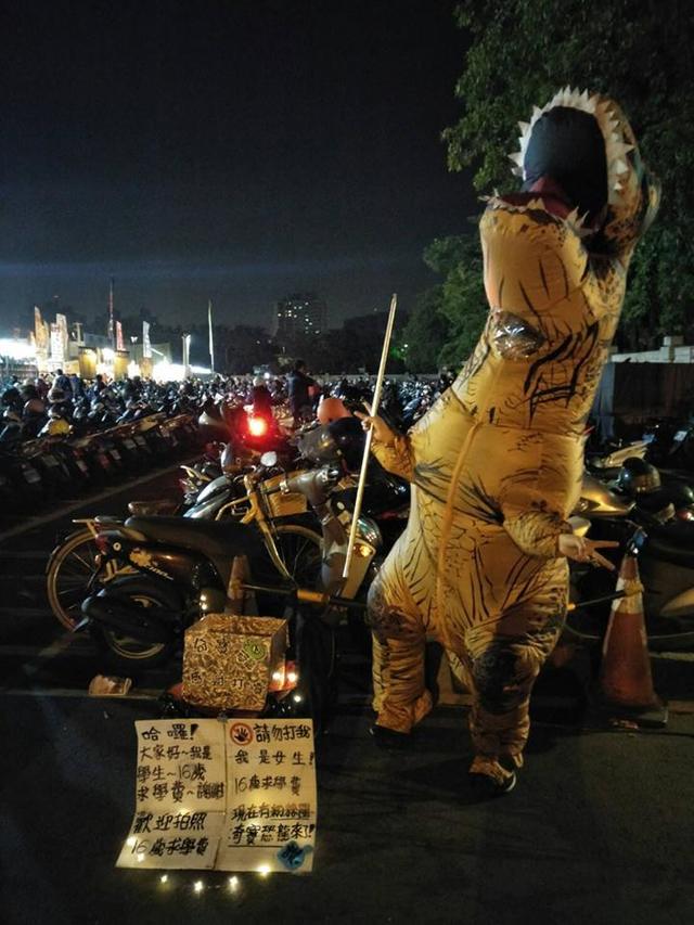 為了籌學費扮恐龍，女學生竟被陌生人毆打。(翻攝奇寶恐龍來了臉書)