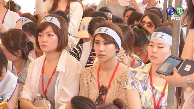 我們無法說：台灣社會反罷工，不贊成勞方以自主力量貫徹權益，不，看看近年來幾次罷工，主流支持聲浪其實還不小。圖為2016年華航空服員罷工。(華視資料畫面)