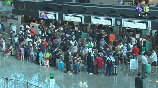 在《勞資爭議處理法》的必要服務條款約定限制之中，我們沒有看到包括飛航在內的交通運輸，也就是說，立法者並不認為交通運輸「必須提供公眾必要服務、方得罷工」。道理很簡單：它既不具備獨佔性、又難言是人民生活生存上的重大利益。(華視資料畫面)