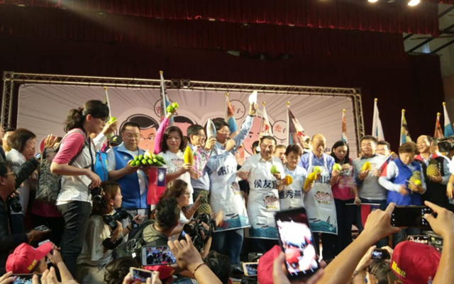 謝龍介造勢合體3都市長。(圖/臉書)