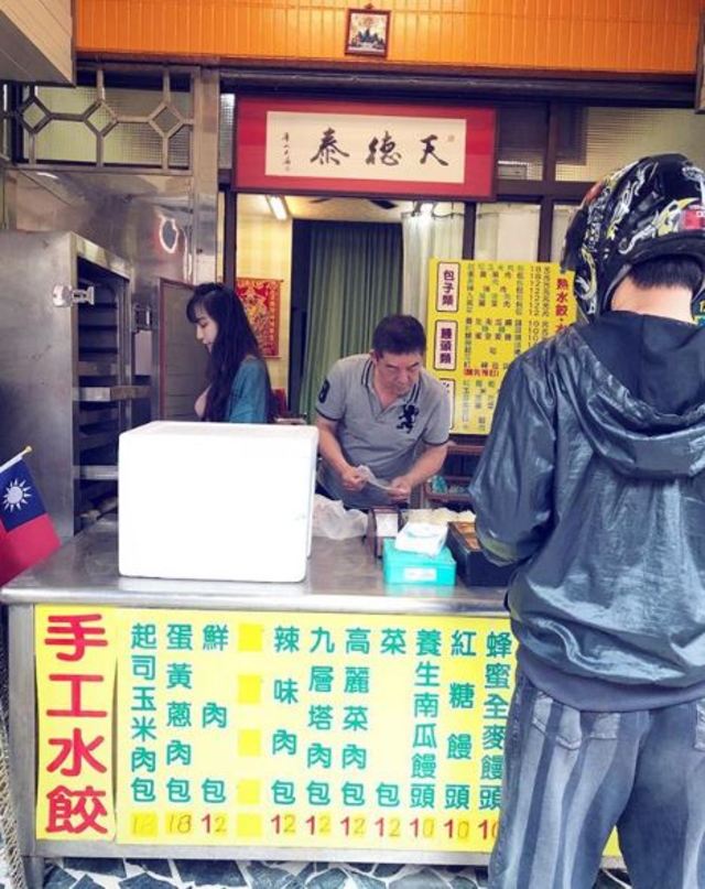 牟芝緹常在爸爸的包子店幫忙。(翻攝ig)