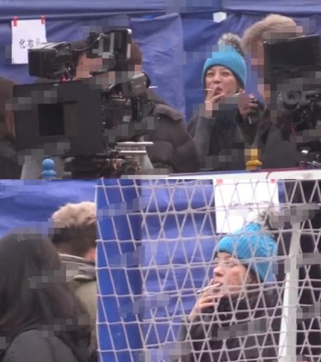 女星趙薇日前被直擊在路邊哈菸。(翻攝微博)