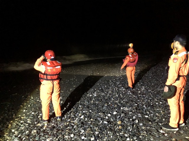 4日凌晨，海巡人員獲報前往救援。(海巡署提供)