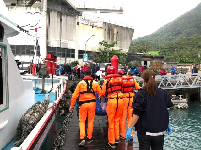 4日6時05分石梯籍賞鯨船東部賞鯨1號於臺東樟原外海約一浬處尋獲落海民眾。(海巡署提供)