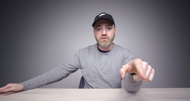 部落客實際測試S10的臉部辨識功能。(翻攝YT/ Unbox Therapy)