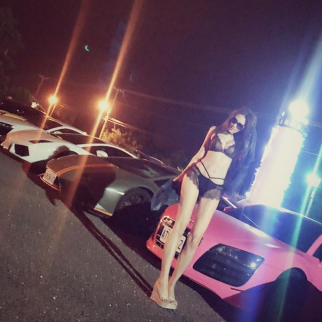 子涵在愛車前脫到只剩黑色蕾絲內衣。(翻攝子涵IG)