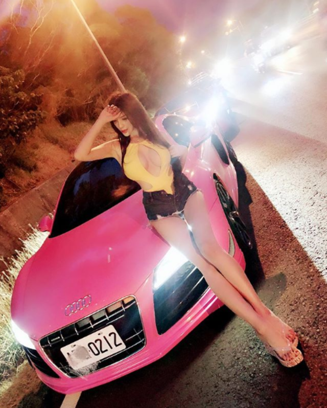 子涵不吝嗇秀出一雙細長美腿和傲人雙峰。(翻攝子涵IG)