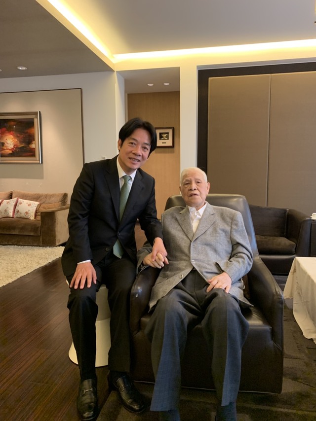 前行政院長賴清德與前總統李登輝。(李登輝辦公室提供)