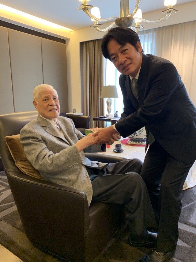 前行政院長賴清德與前總統李登輝。(李登輝辦公室提供)