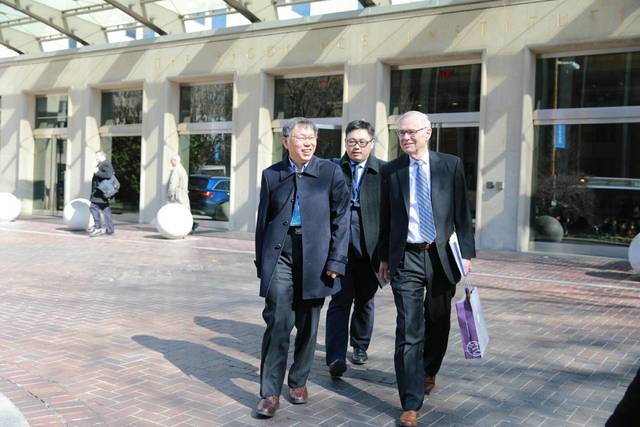 柯文哲訪美，與前美國在台協會主席卜睿哲（Richard Bush）會面。(北市府提供)