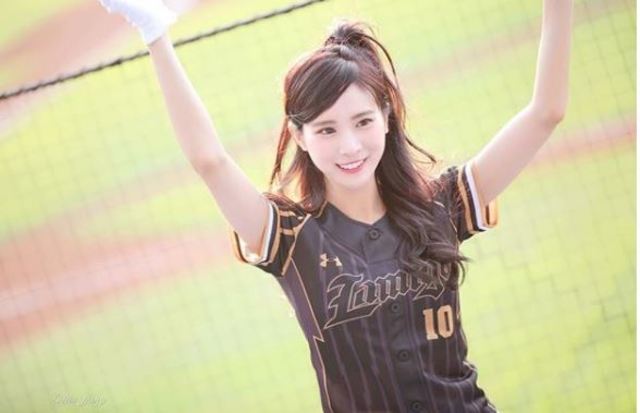 正妹孟潔是球場上最閃亮的焦點之一。(翻攝IG/mengj215)