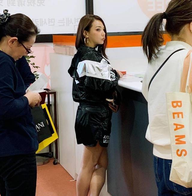 小甜甜在機場被旁人側照，健壯的小腿超吸睛。(翻攝IG)