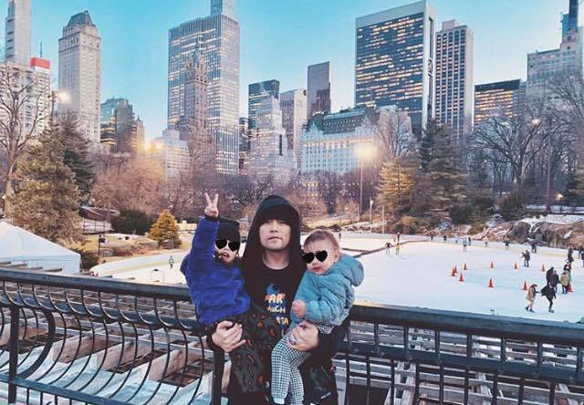 周杰倫抱著女兒與兒子。(翻攝自昆凌臉書)