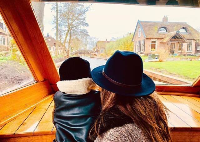 昆凌抱著兒子Romeo的背影。(翻攝自昆凌Instagram)