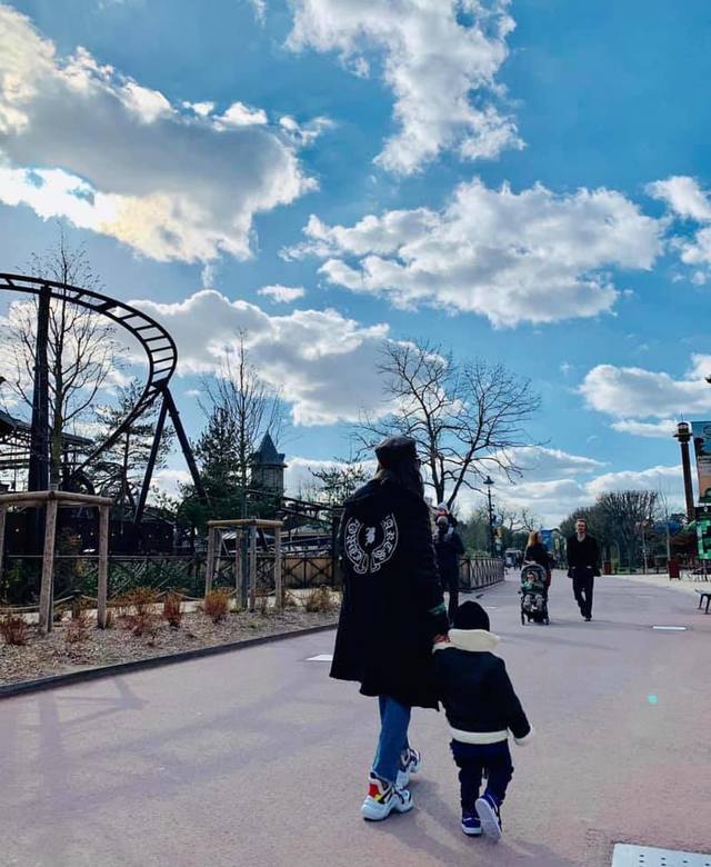 昆凌牽著兒子Romeo愜意走在街頭。(翻攝自昆凌Instagram)