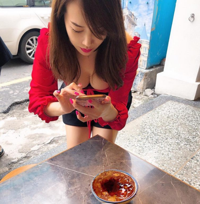 林佩瑤日前曬「倒奶」吃碗粿的辣照，引發討論。(翻攝林佩瑤臉書）