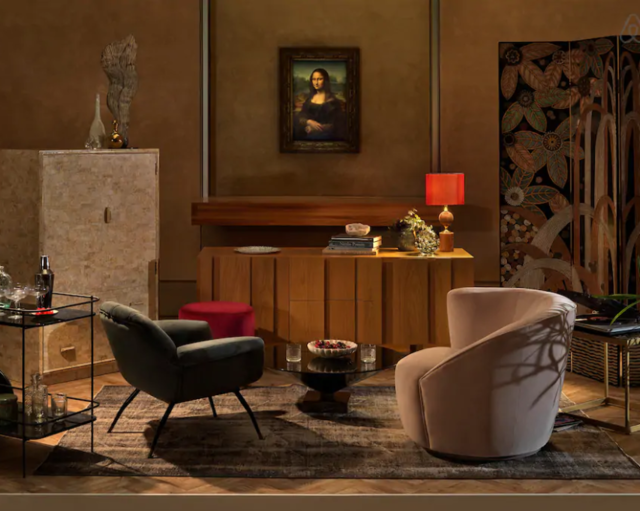 羅浮宮中央的豪華會客室，旅客可與蒙娜麗莎對飲餐前酒。(圖/Airbnb)