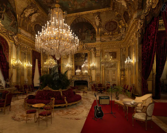 旅客可在拿破崙三世的豪華公寓享受專屬音樂會。(圖/Airbnb)