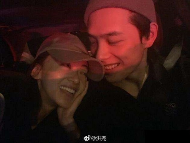 洪堯(右)疑似手滑誤po和吳謹言(左)的合照(翻攝微博)