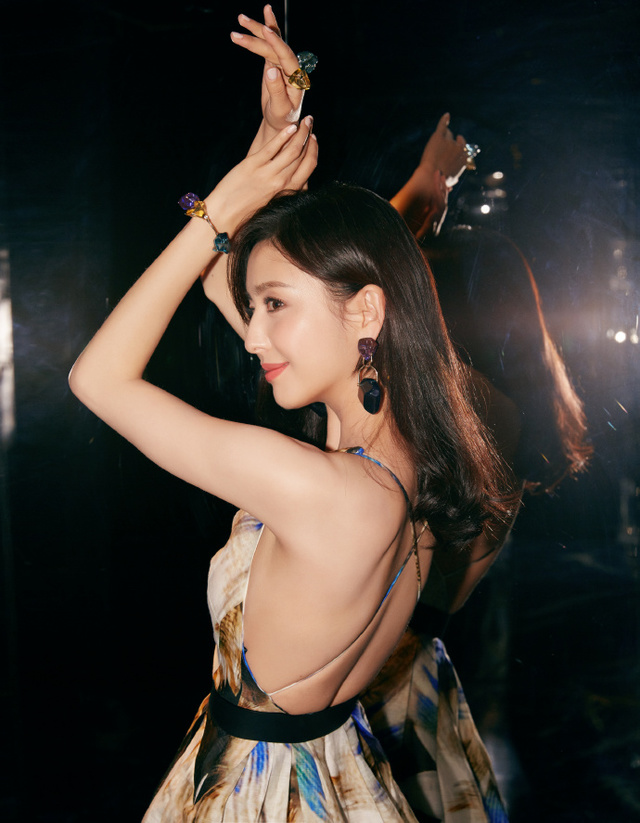 佟麗婭是中國娛樂圈公認的「新疆美女」。(翻攝佟麗婭工作室微博)