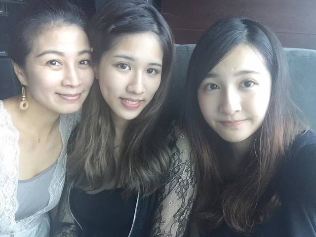 方文琳(左)和大女兒于齊優(中)、小女兒于齊薇(右)合照。(翻攝臉書)