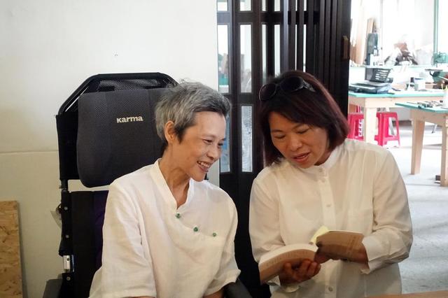 嘉義市長黃敏惠出席新書分享會，與顧德莎一同朗讀臺語詩。(圖/嘉義市政府)