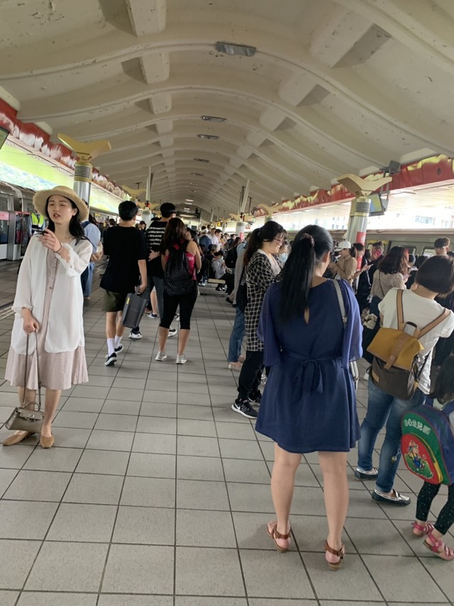 搭乘捷運的民眾已被全面疏散，改搭其他交通工具。