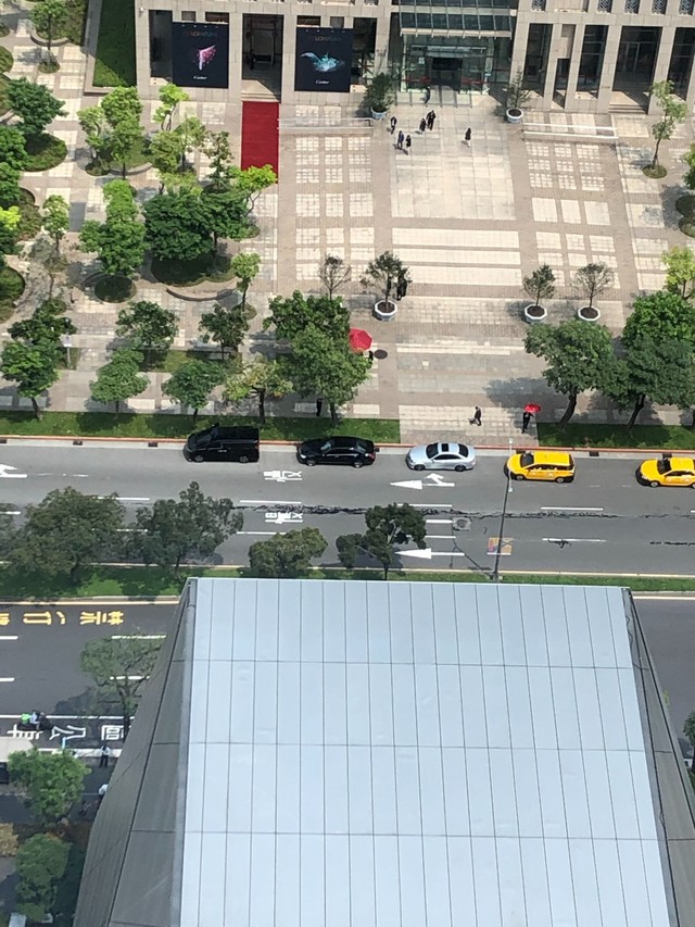 網友從高樓拍攝北市松仁路疑似被震裂，經查係為柏油灑落，故無安全顧慮。