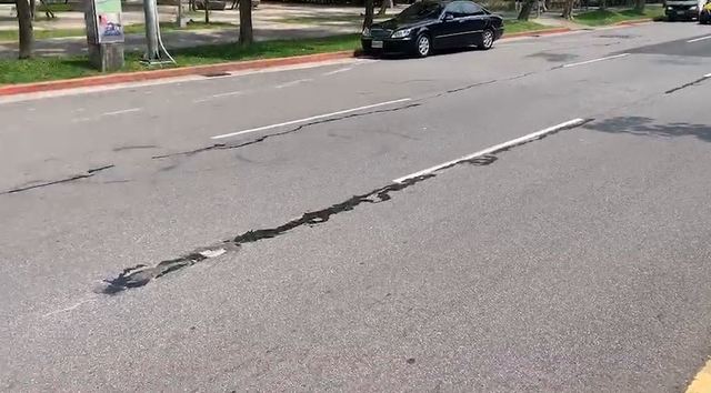 信義分局派員前往現地勘查，係為柏油灑落，故無安全顧慮。