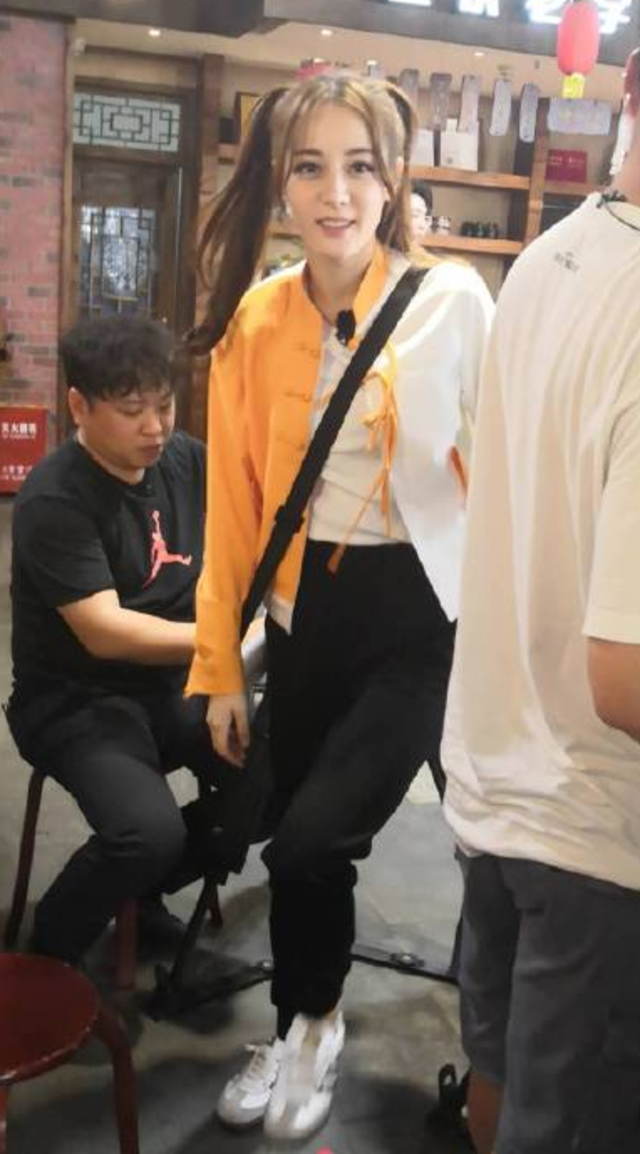 迪麗熱巴24日在重慶錄製綜藝節目。(翻攝自微博)