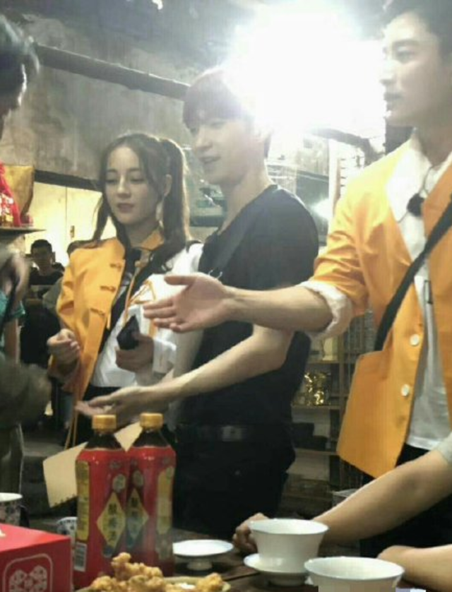 迪麗熱巴24日在重慶錄製綜藝節目。(翻攝自微博)