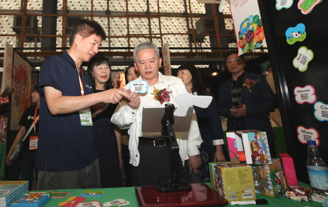 台北市教育局副局長體驗美語動畫教學APP。(臺北市學前及國中小教育協會提供)