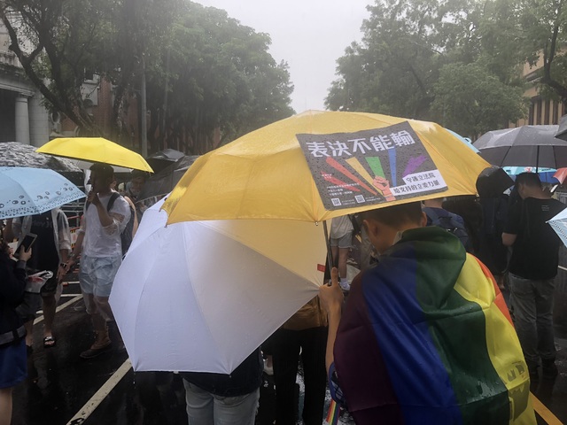 群眾淋雨關心修法（記者／徐筠庭 攝）