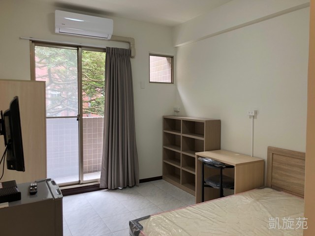 「凱旋苑」獨立單人套房還有陽台。(圖/凱旋苑FB)
