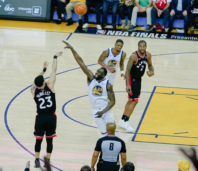 暴龍隊超級第六人范弗利特，終場前的3分球摧毀勇士反擊希望