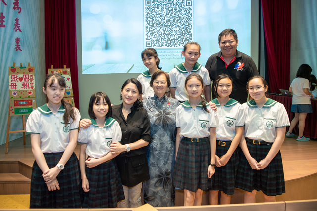 復興實驗高級中學董事長李尹緒瑛與本活動老師及參加的小學生們合影