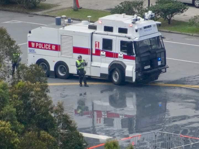 有網友拍到，現場已有鎮暴水車在旁戒備。