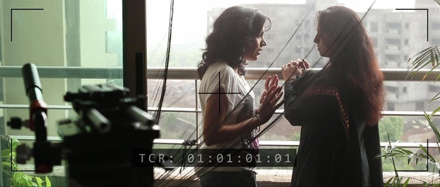 「KASHISH印度孟買酷兒影展精選」多部獲獎影片免費看-女演員愛上同戲女星在《她和她的吻戲》。