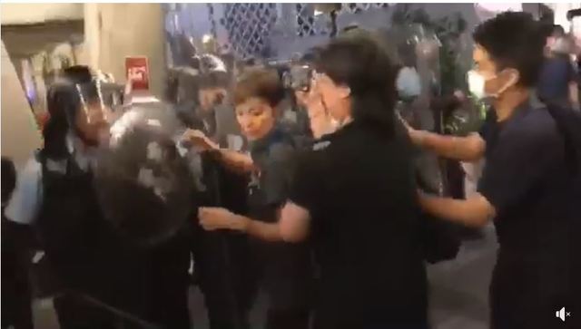 警方仍在毫無警告徵兆之下，拿著盾牌對民眾大力敲打、推擠。(翻攝自HOCC臉書)