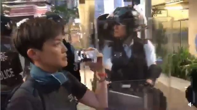 何韻詩嘗試跟警官理論。(翻攝自HOCC臉書)