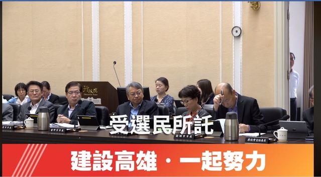 行政院會影片中韓國瑜低著頭、手托住額頭、垂眼，疑似閉目養神。(翻攝自翻攝行政院會影片)