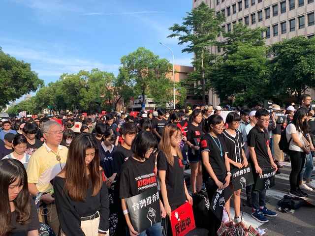 全體默哀。(攝影／黃芷萱)