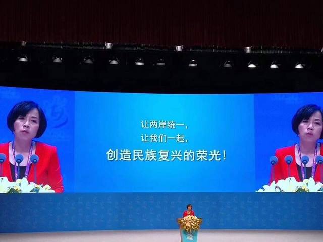 台灣媒體人黃智賢在場發表演說，並說提出一國兩制是「對台灣最大的尊重與體貼」。(圖/只是堵藍FB)