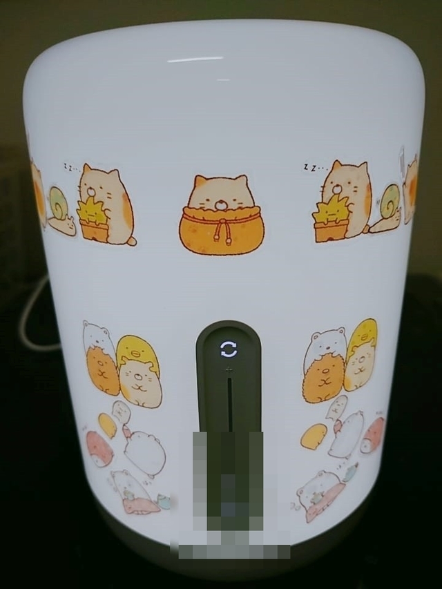 原PO最後在床頭燈上貼了「角落生物」的貼紙。(翻攝爆怨公社)