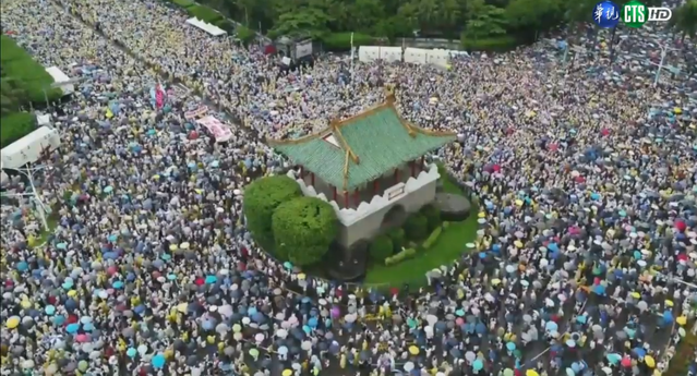 網紅「館長」陳之漢與黃國昌（時力）立委舉行的623反紅媒遊行，上萬支持民眾湧入凱達格蘭大道。（資料照片）