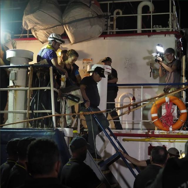 德籍女船長拉奎特（Carola Rackete）下船後遭逮捕(圖片翻攝推特)