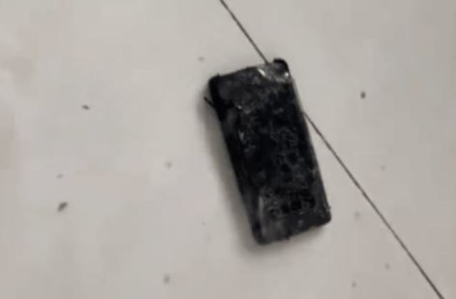 霍男新買的三星手機充電異常，接著就發燙、起火燃燒。(翻攝網路)