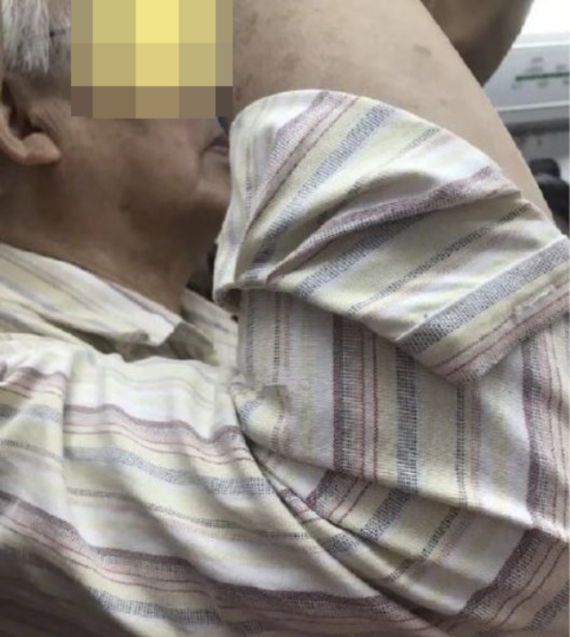 劉老爺爺表示「現在的年輕人也都挺不容易，有個座當然更舒服些。」(翻攝自微博)