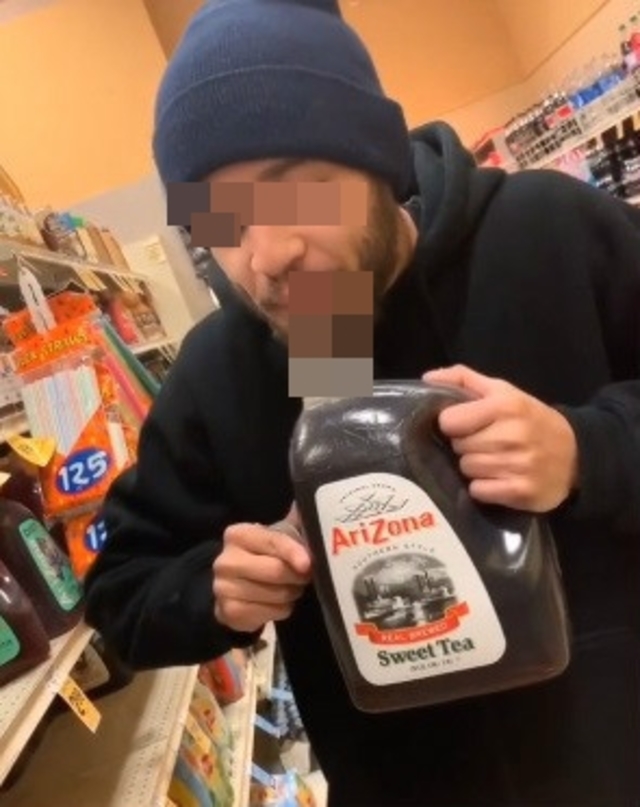 男子朝飲料裡吐口水。(翻攝Reddit)