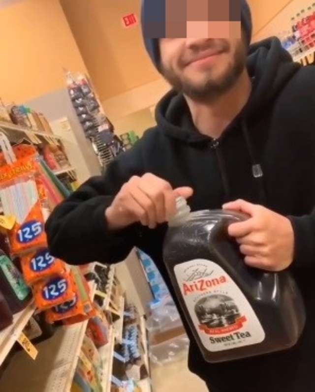 男子吐完口水，就把飲料瓶蓋轉回，放回架上。(翻攝Reddit)